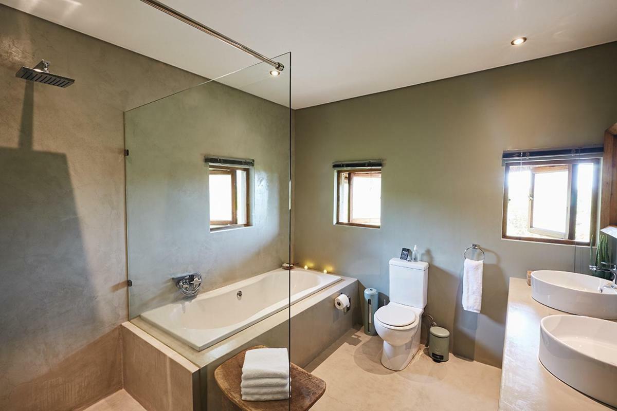Mhondoro Safari Lodge & Villa Велгефонден Гейм Ризърв Екстериор снимка